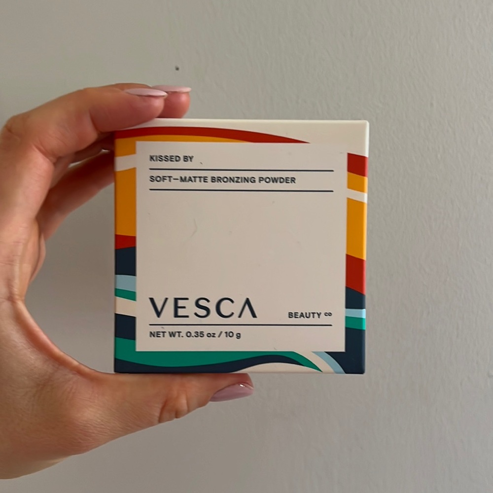 VESCA
KISSED BY
SOFT-MATTE BRONZING POWDER